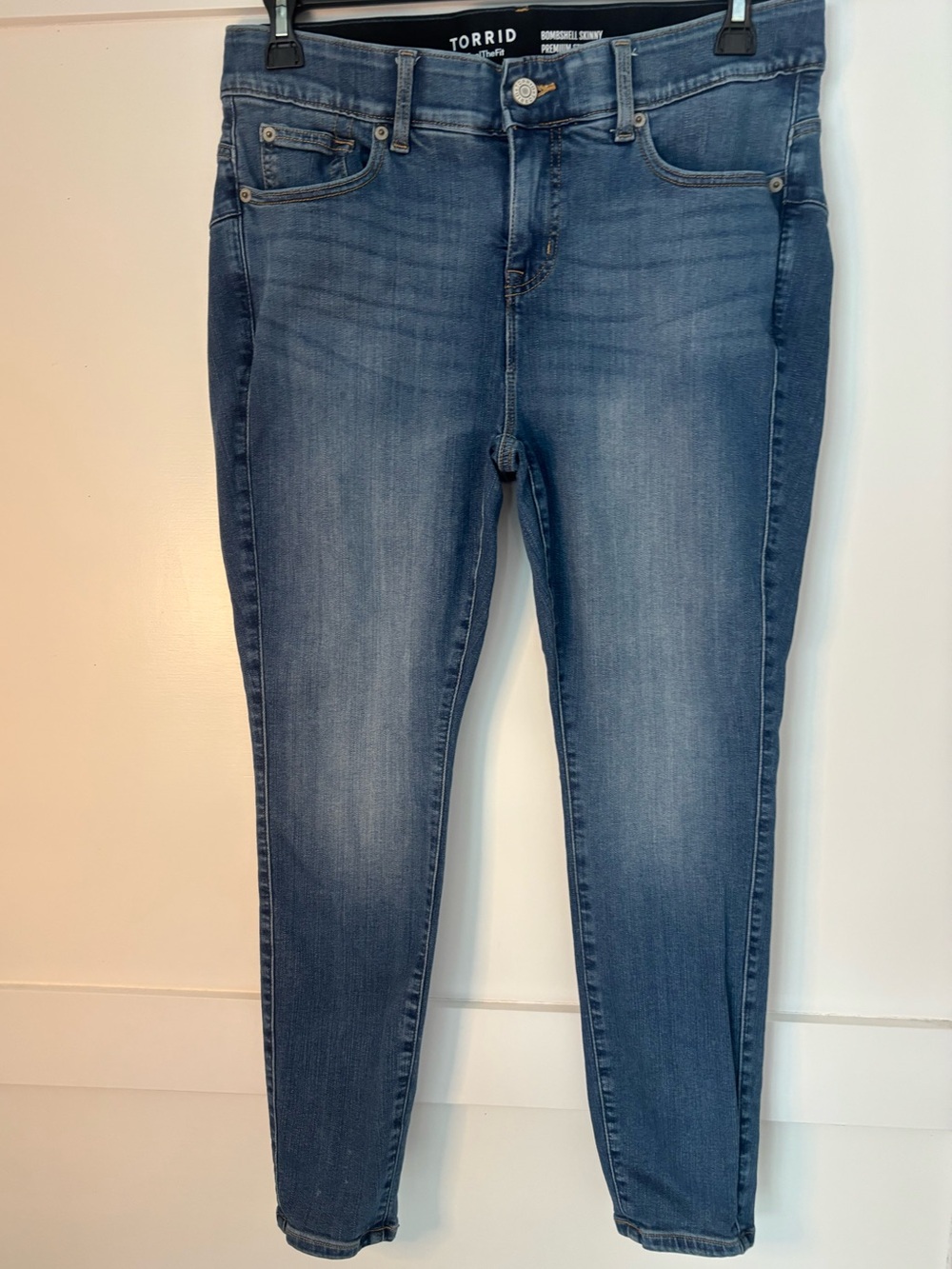 Torrid faded blue bombshell skinny premium stretch jeans for women size 14 Short
